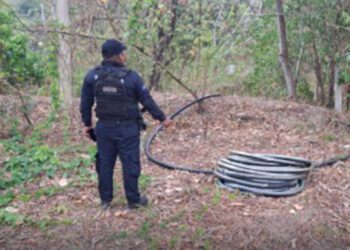 La toma clandestina se encontraba conectada a una manguera de más de 200 metros.