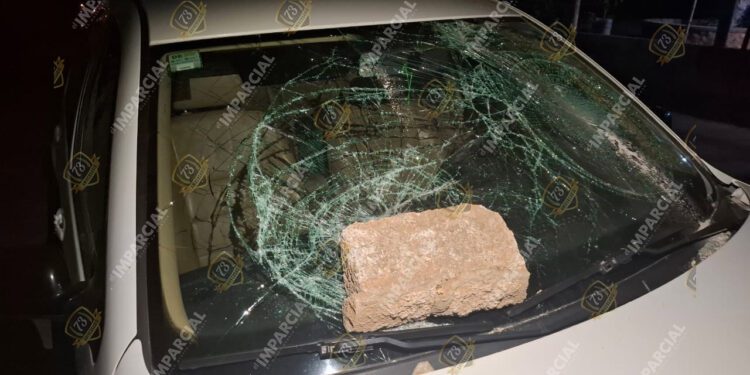 Vandalizan vehículo de vacacionista que acudió a Cuicatlán a divertirse con su familia y amigos