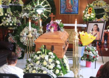 VIDEO: Rinden homenaje a Sandra; tras caravana será sepultada en San Pedro Ixtlahuaca