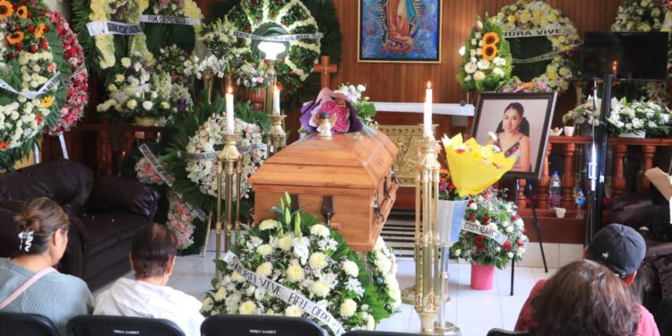 VIDEO: Rinden homenaje a Sandra; tras caravana será sepultada en San Pedro Ixtlahuaca