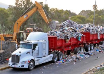 Foto: Adrián Gaytán // Inadecuado manejo de basura, atentado contra la Tierra.