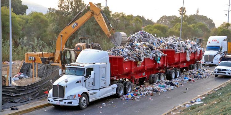 Foto: Adrián Gaytán // Inadecuado manejo de basura, atentado contra la Tierra.