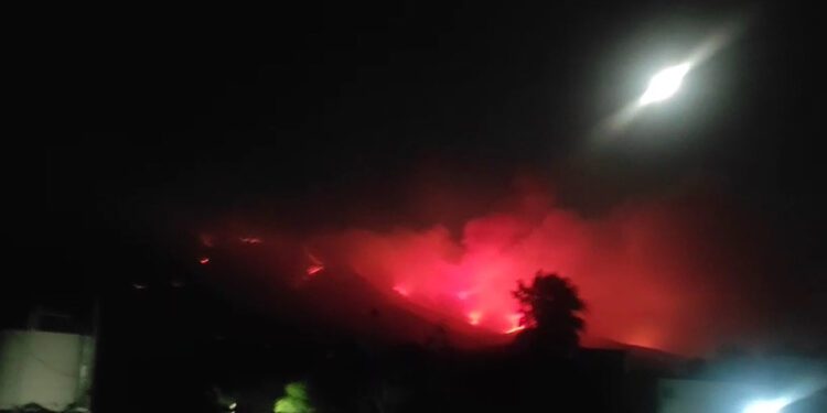La fuerza del viento ha favorecido la expansión del incendio por localizadas cercanas a Tomaltepec.