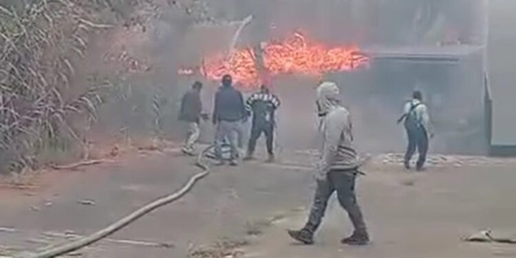Habitantes de la localidad de Santa Catalina de Sena, perteneciente a Tlalixtac de Cabrera, evacuaron sus hogares.