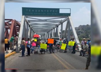 Hermana de titular Semovi ¡bloquea, no dialoga!; toma puente en el Istmo