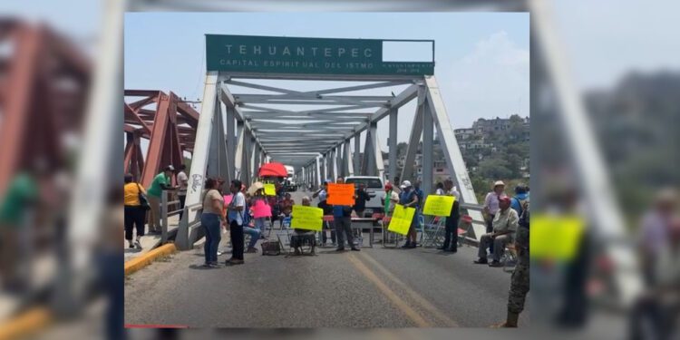 Hermana de titular Semovi ¡bloquea, no dialoga!; toma puente en el Istmo