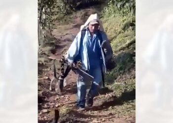 Foto: redes sociales // Irritación al difundirse la imagen de un hombre con el cadáver de un jaguar.