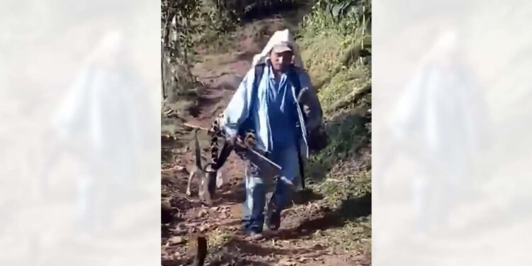 Foto: redes sociales // Irritación al difundirse la imagen de un hombre con el cadáver de un jaguar.