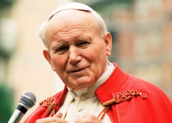 Durante sus 27 años de pontificado, Juan Pablo II superó la marca de ser el pontífice más viajero hasta el momento, además de ser el primer papa polaco de la historia.