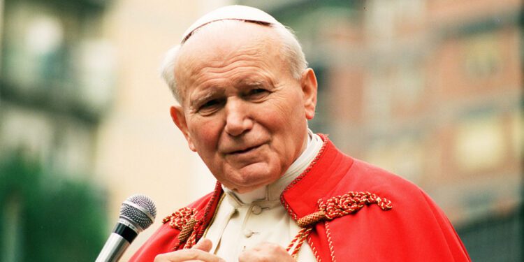 Durante sus 27 años de pontificado, Juan Pablo II superó la marca de ser el pontífice más viajero hasta el momento, además de ser el primer papa polaco de la historia.