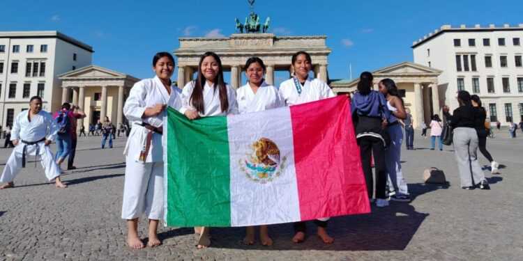 Karatecas oaxaqueñas ganan oro, plata y bronce en Berlín
