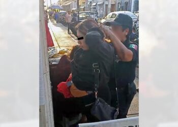 La mujer intentaba robar 11 playeras tipo polo.