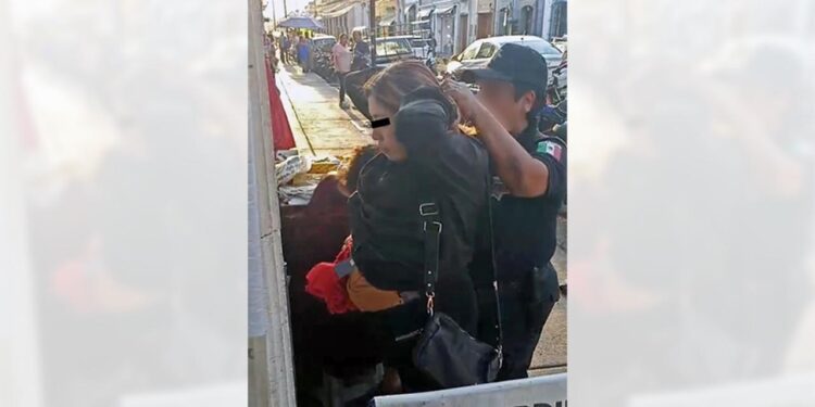 La mujer intentaba robar 11 playeras tipo polo.