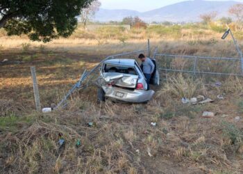 La parte trasera del Jetta quedó casi destrozada.
