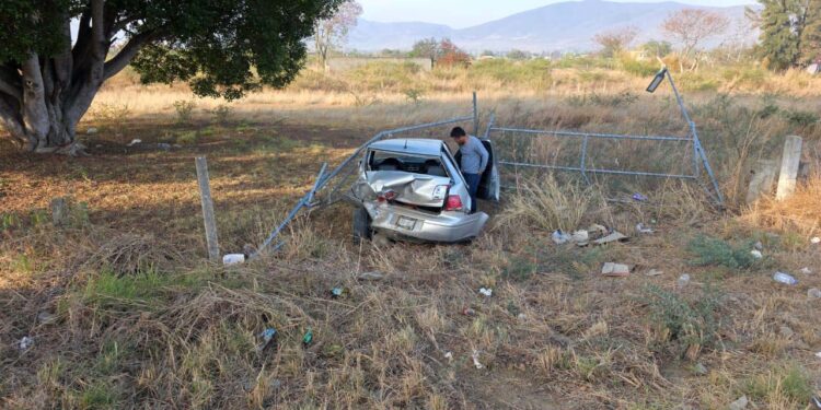 La parte trasera del Jetta quedó casi destrozada.