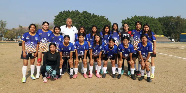 Fotos: Leobardo García Reyes // La Prepa 3 de Huajuapan de León es bicampeona del futbol femenil de la UABJO.