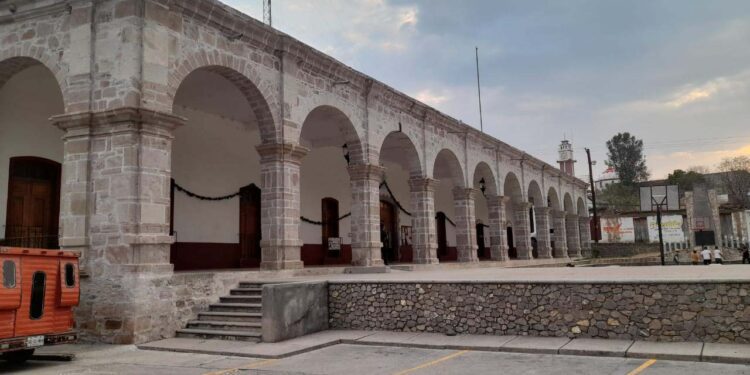La tragedia ocurrió en el municipio de Tezoatlán de Segura y Luna, donde seis personas perdieron la vida en el interior de un pozo.