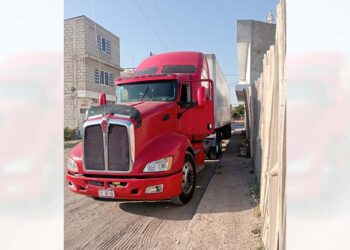 La unidad robada es un tráiler de cabina color rojo y remolque blanco.