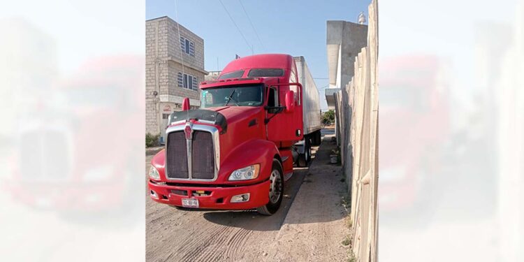 La unidad robada es un tráiler de cabina color rojo y remolque blanco.