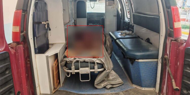 La víctima presentaba una lesión por arma de fuego a la altura de la espalda.