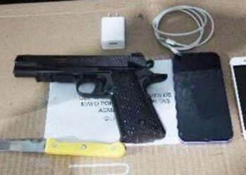 Les encontraron los teléfonos robados y un arma de fuego de utilería, en una mochila.