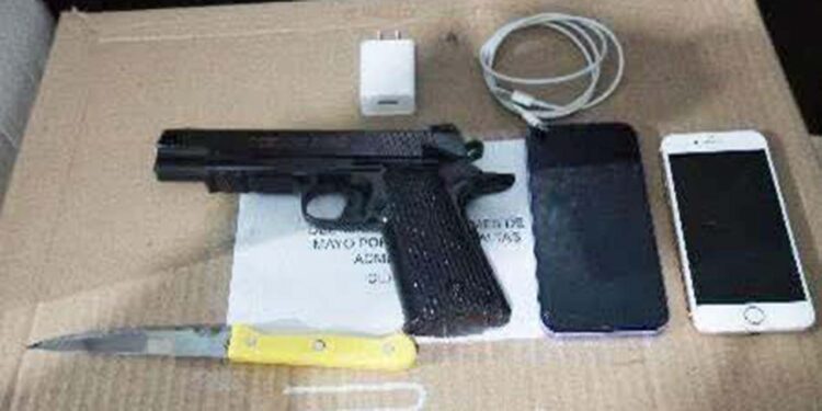 Les encontraron los teléfonos robados y un arma de fuego de utilería, en una mochila.