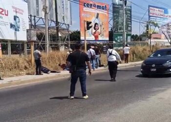 Los detenidos viajaban en un vehículo Volkswagen de color negro.