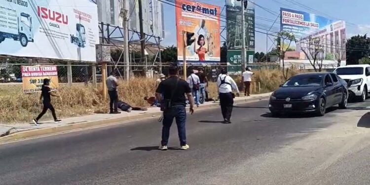Los detenidos viajaban en un vehículo Volkswagen de color negro.