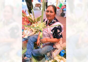 La artesana habla sobre su trabajo y los obstáculos para venderlo.