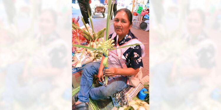 La artesana habla sobre su trabajo y los obstáculos para venderlo.