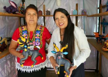 Foto: El Imparcial // La presidenta municipal, Nancy Benítez, en apoyo de artesanos de Santa Cruz Xoxocotlán.