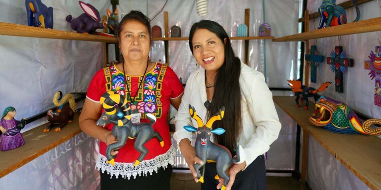 Foto: El Imparcial // La presidenta municipal, Nancy Benítez, en apoyo de artesanos de Santa Cruz Xoxocotlán.
