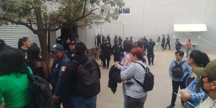 Foto: redes sociales // La protesta policial en el cuartel de San Bartolo Coyotepec.