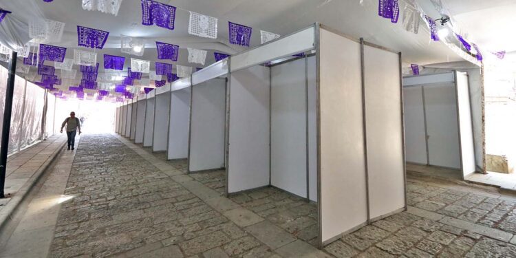 Foto: Adrián Gaytán // Las autoridades informaron que no habrá pago discrecional para el comercio de temporada.