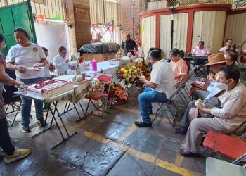 Fotos: Lisbeth Mejía Reyes // Las mañanitas y los dulces regionales, así como una nieve de limón y pastel fueron parte de los festejos que se hicieron por el Benito Juárez.