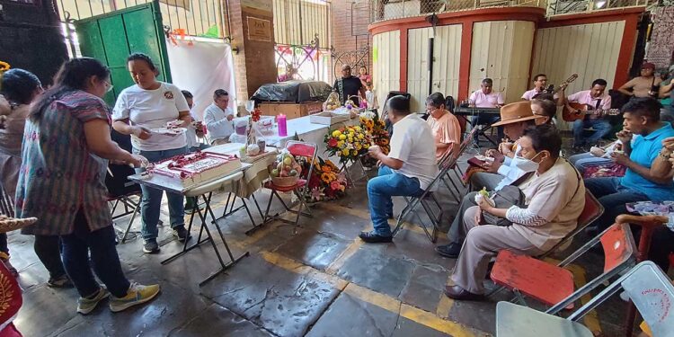 Fotos: Lisbeth Mejía Reyes // Las mañanitas y los dulces regionales, así como una nieve de limón y pastel fueron parte de los festejos que se hicieron por el Benito Juárez.