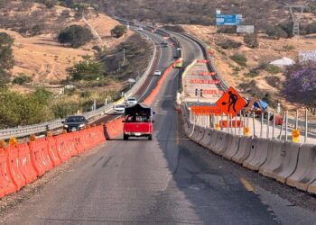 Foto: Álvaro Cuitláhuac Las obras interminables, se pasa de dos carriles a uno solo antes de la caseta de Huitzo.
