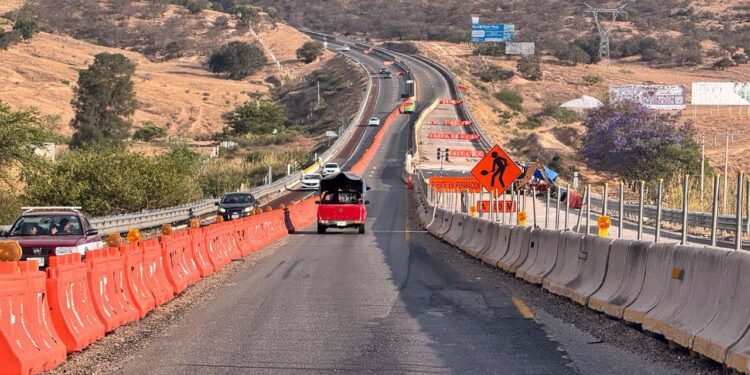 Foto: Álvaro Cuitláhuac Las obras interminables, se pasa de dos carriles a uno solo antes de la caseta de Huitzo.