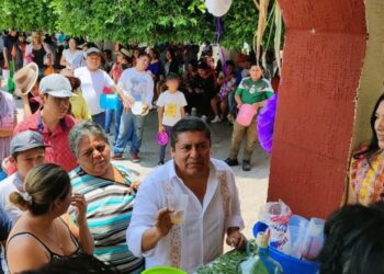 Las personas antes acudían con ollas de barro o algún otro recipiente para recibir su tepache.