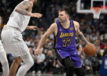 Luka Doncic lidera victoria de Lakers sobre Dallas