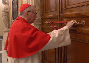 Este acto representa el fin del pontificado de Jorge Mario Bergoglio, luego de 12 años ocupando como máxima autoridad de la Iglesia Católica.