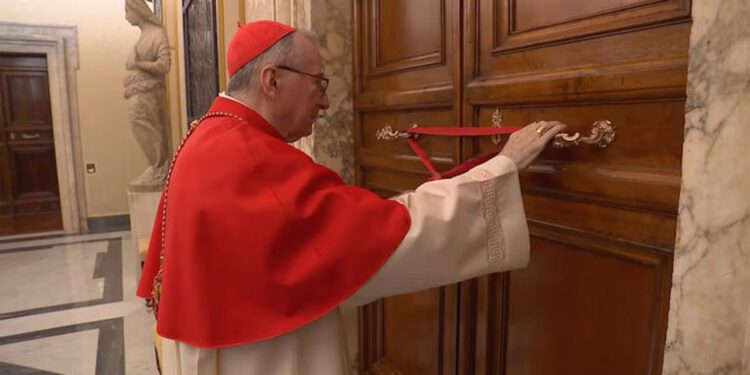 Este acto representa el fin del pontificado de Jorge Mario Bergoglio, luego de 12 años ocupando como máxima autoridad de la Iglesia Católica.