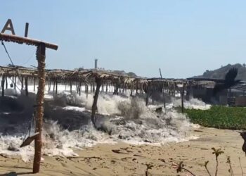 Foto: Redes sociales // El mar de fondo en costas oaxaqueñas.