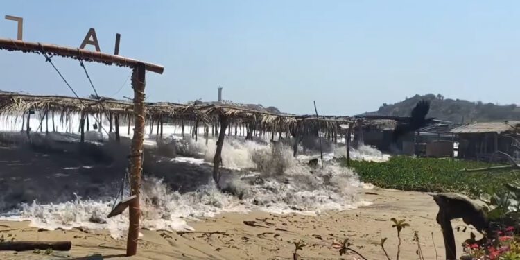 Foto: Redes sociales // El mar de fondo en costas oaxaqueñas.