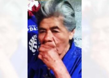 Mayola es de complexión delgada, de tez morena clara y cabello lacio corto.