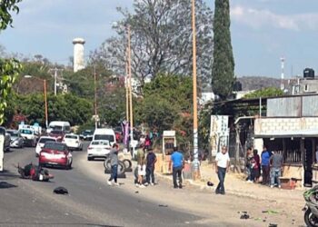 Motociclistas colisionaron en Huajuapan y ambos quedaron lesionados.