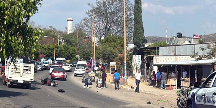 Motociclistas colisionaron en Huajuapan y ambos quedaron lesionados.