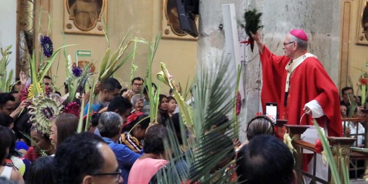 Foto: Adrián Gaytán // El arzobispo, Pedro Vásquez Villalobos, bendice las palmas del Domingo de Ramos con lo cual dio inicio a la Semana Santa.