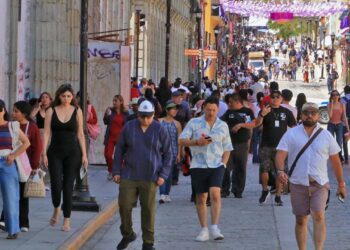 Foto: Adrián Gaytán // Ajenos a la tragedia de varias comunidades cercanas, paseantes comenzaron a colmar los principales atractivos turísticos de la capital.