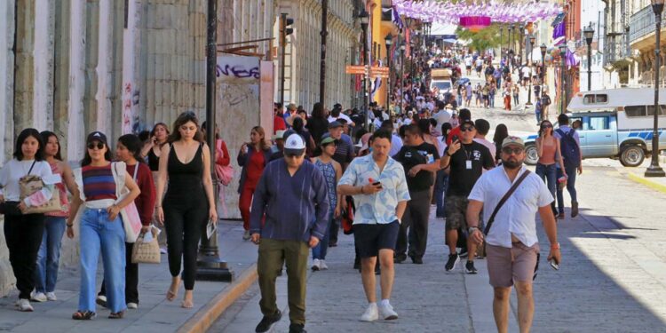 Foto: Adrián Gaytán // Ajenos a la tragedia de varias comunidades cercanas, paseantes comenzaron a colmar los principales atractivos turísticos de la capital.
